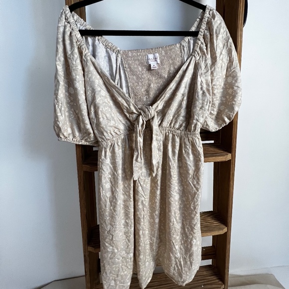 Ingrid+Isabel Tan Dress with a White Flower Patter Size M - Picture 6 of 9